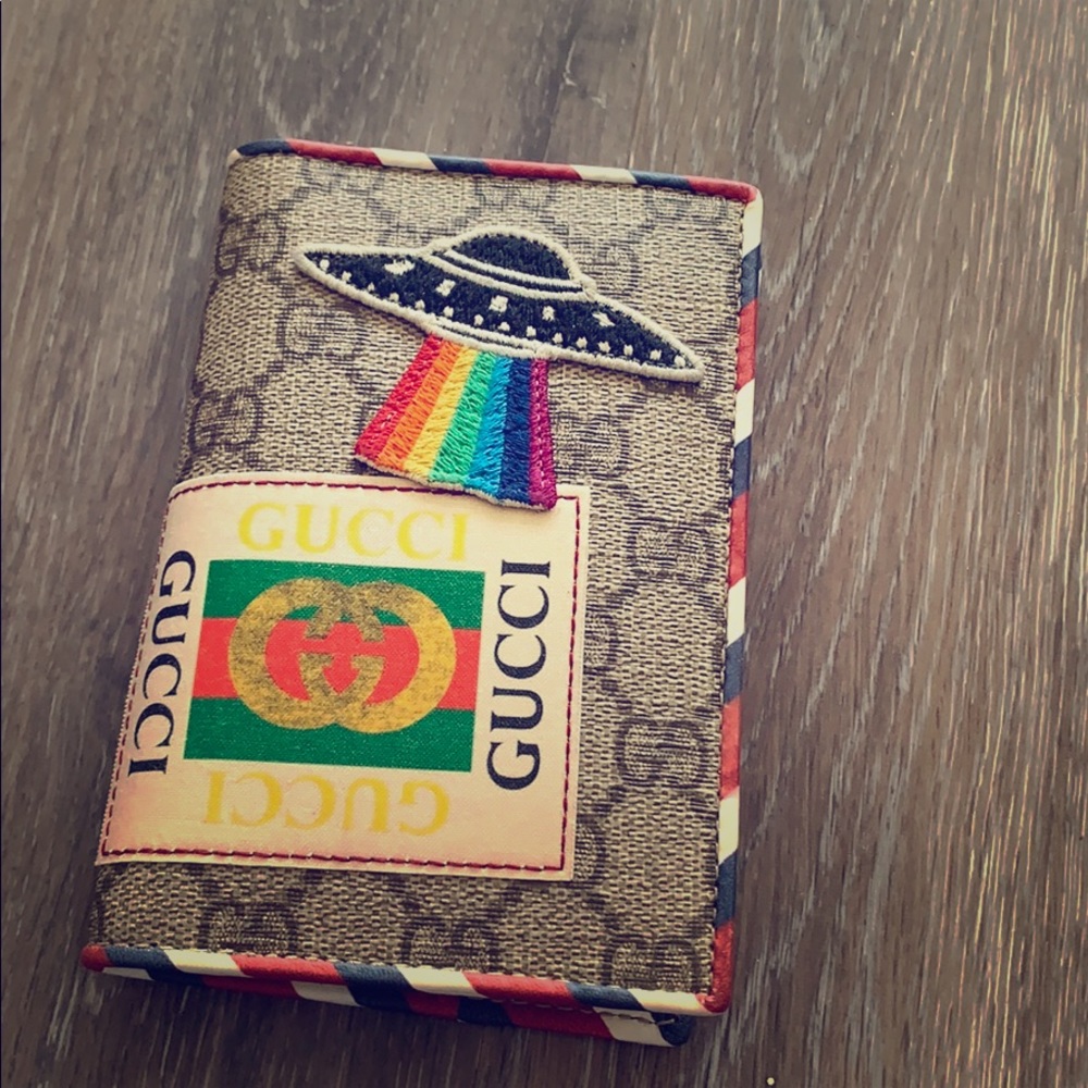Gucci Courier GG Supreme passport case